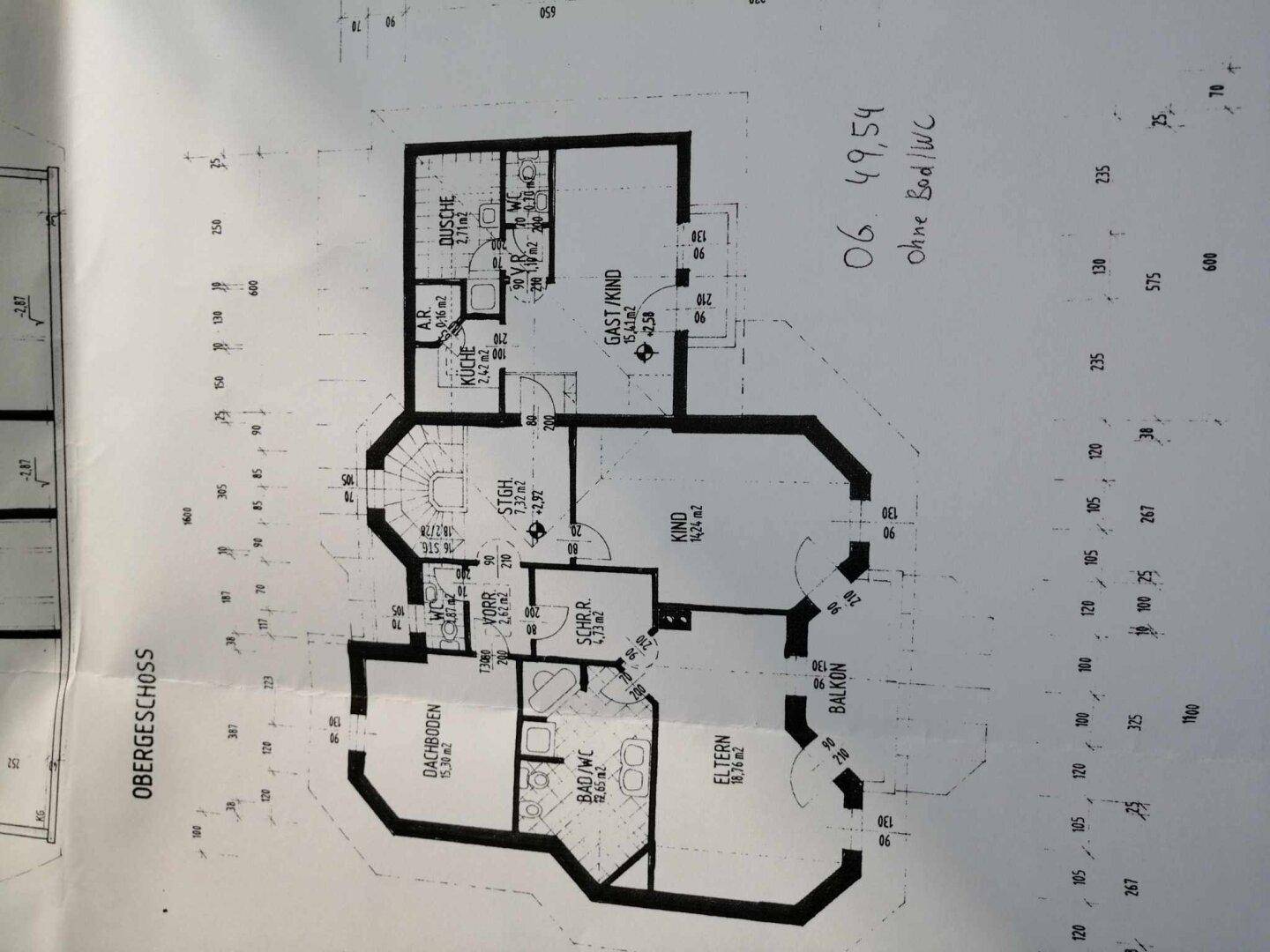 Grundriss des Obergeschosses mit Schlafzimmern, Bädern und einem Balkon.