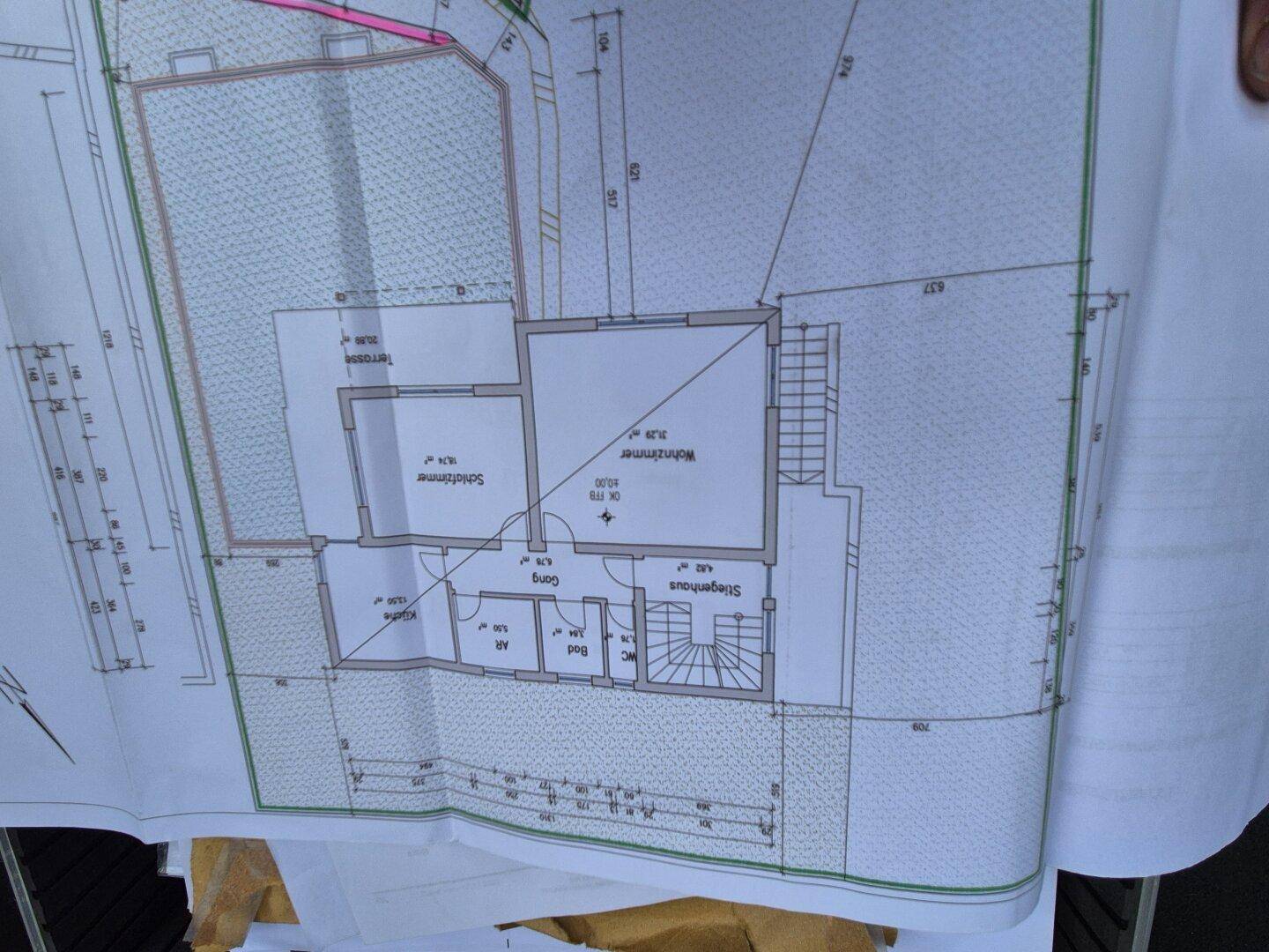 Grundrissplan mit Wohnzimmer, Schlafzimmer, Bad und Terrasse, inklusive Maßen.