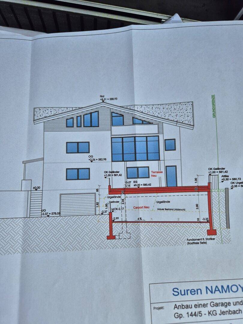 Architektonische Zeichnung des Gebäudes mit Carport und Terrasse.
