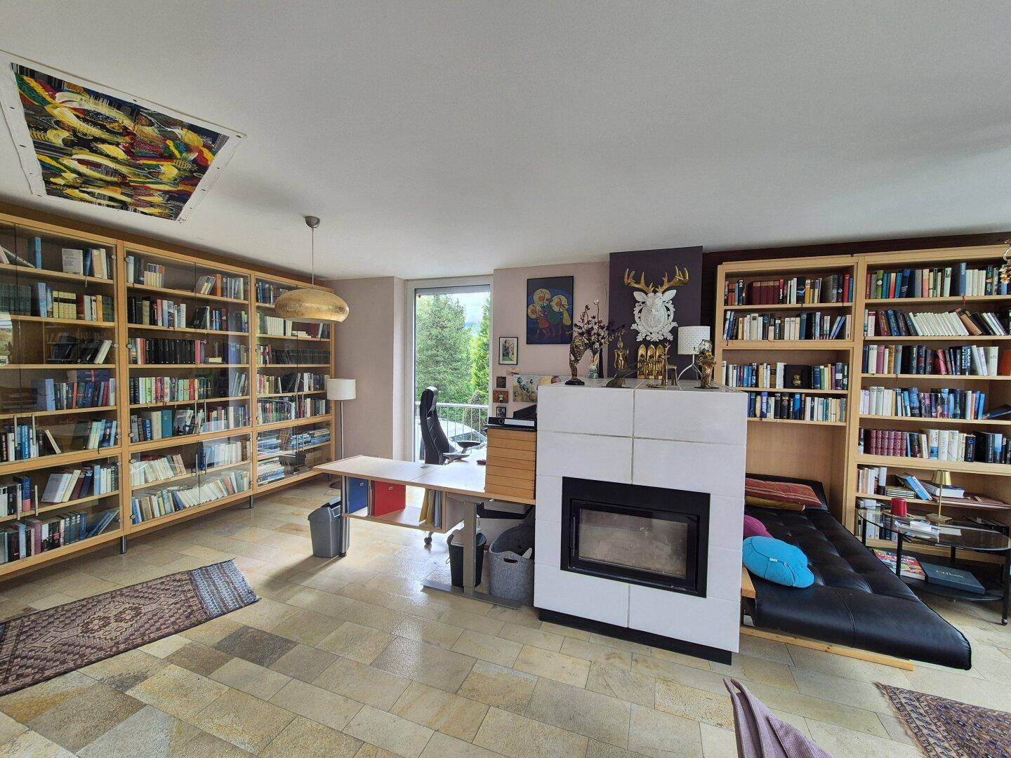 Wohnzimmer mit Kachelofen