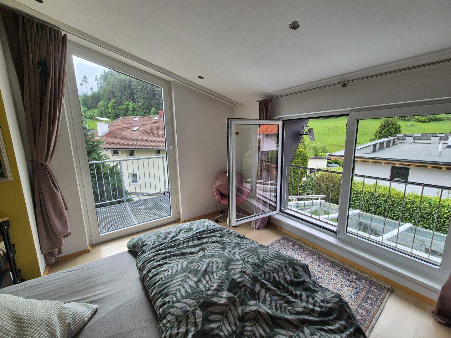 Elternschlafzimmer mit Balkon