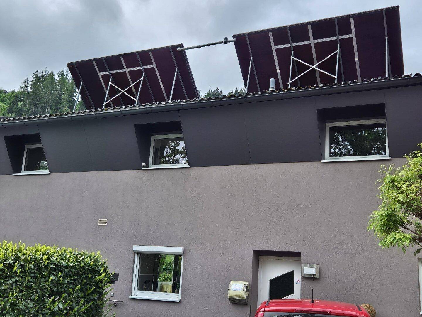 Außenansicht mit Solaranlage