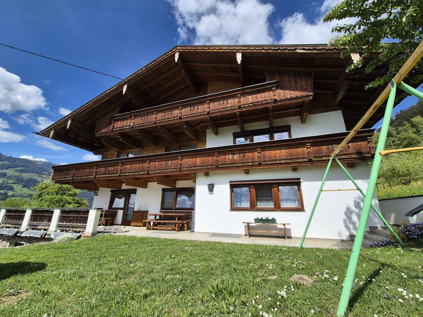 Außenansicht Südseite mit Garten und Terrasse