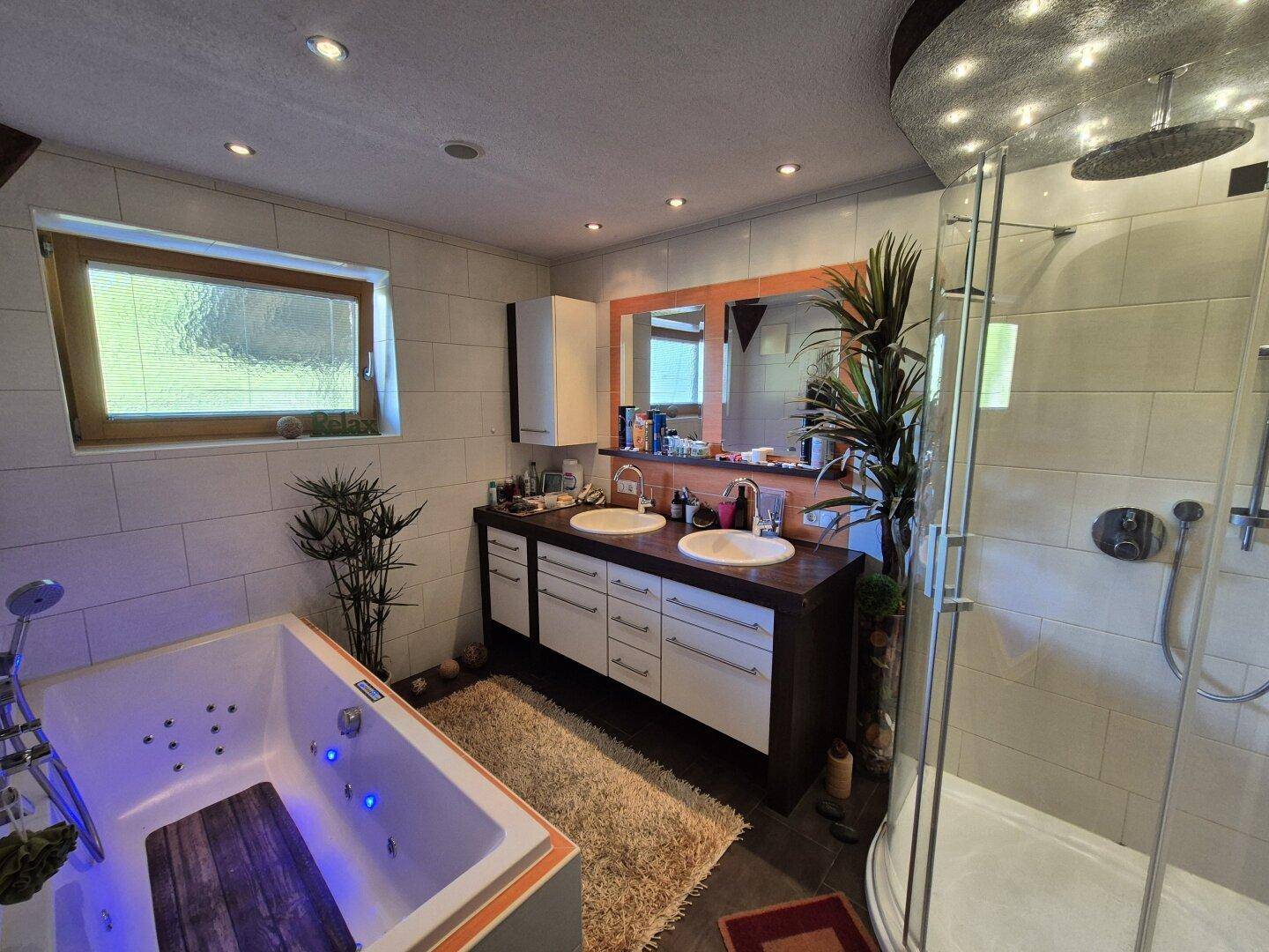 Modernes Badezimmer Erdgeschoß
