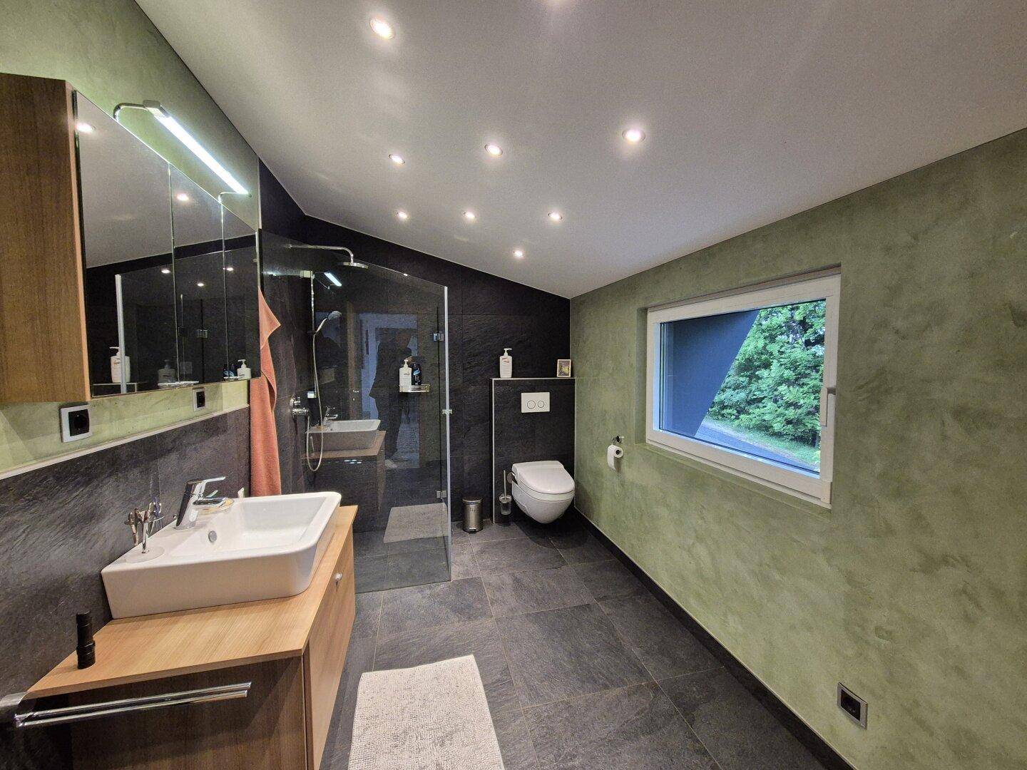Topmodernes neuwertiges Badezimmer