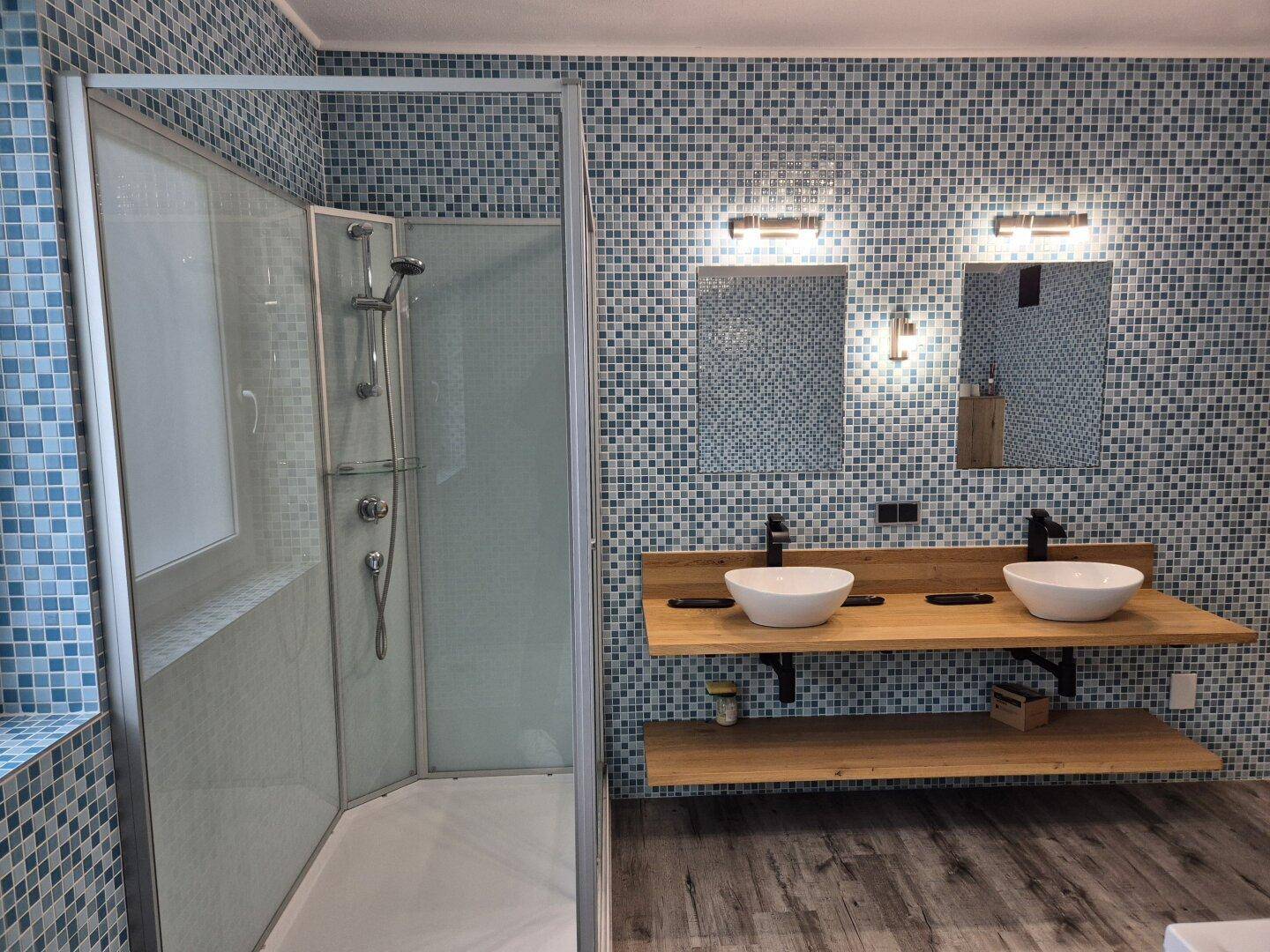 Badezimmer mit Regendusche