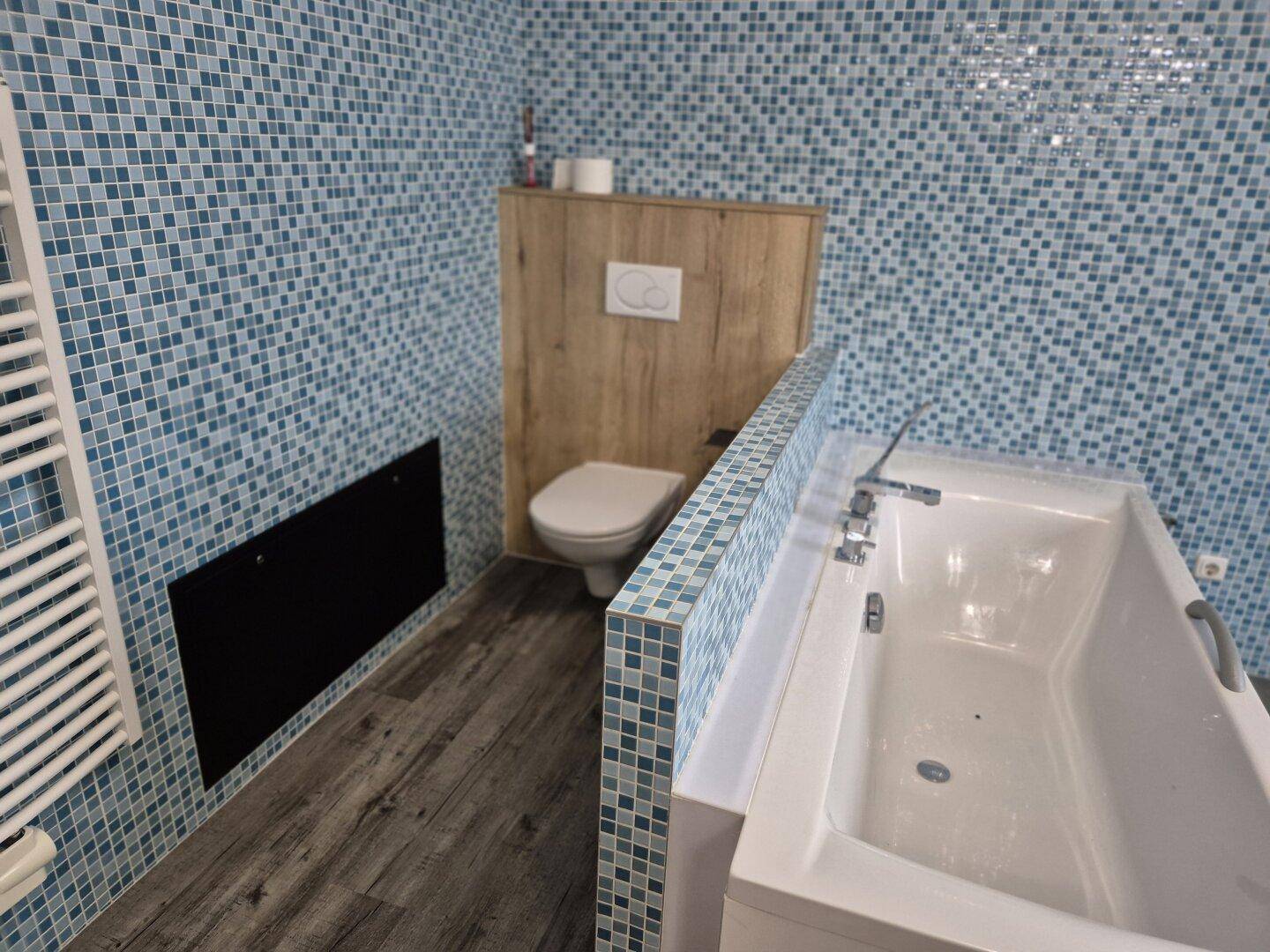 Badezimmer mit Badewanne