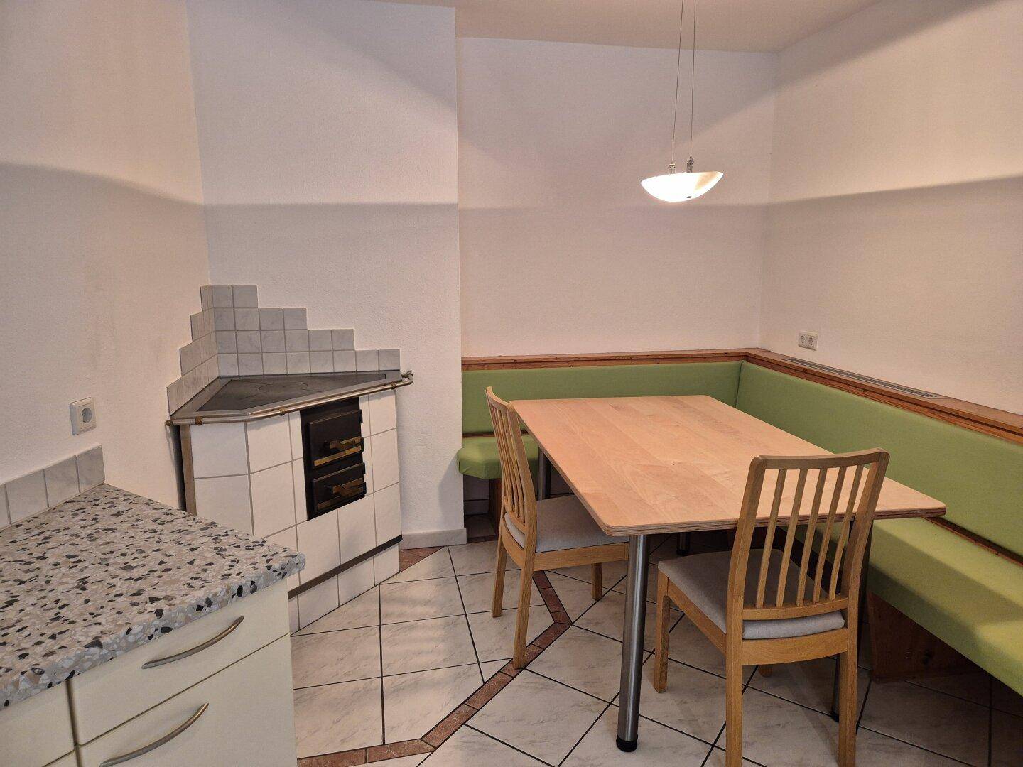 Top W1 Obergeschoß Wohnküche mit Sitzecke und Ofen