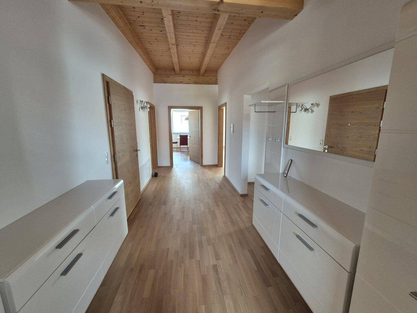 OG Flur mit Garderobe