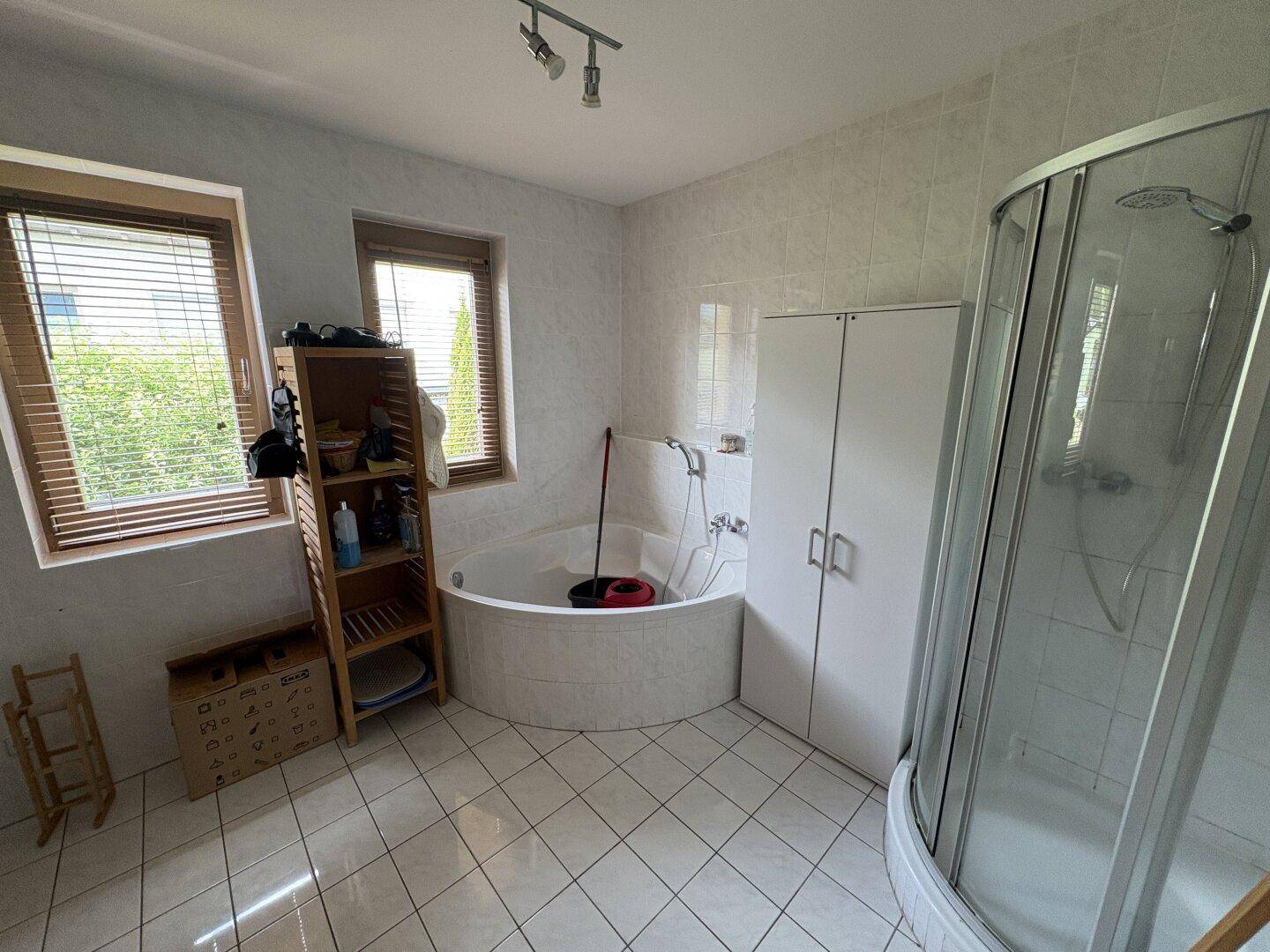 Badezimmer mit Dusche und Badewanne