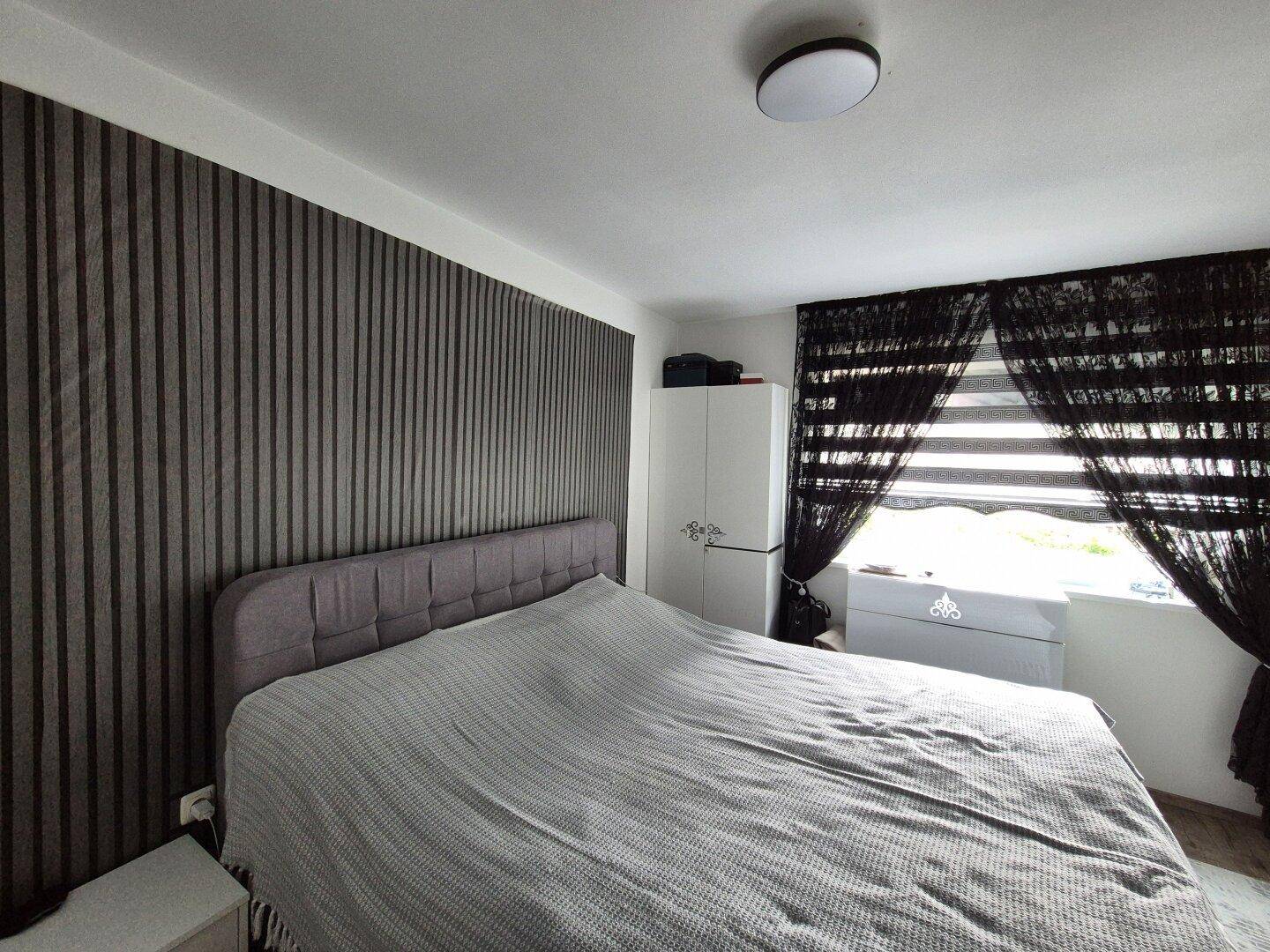 Schlafzimmer 1