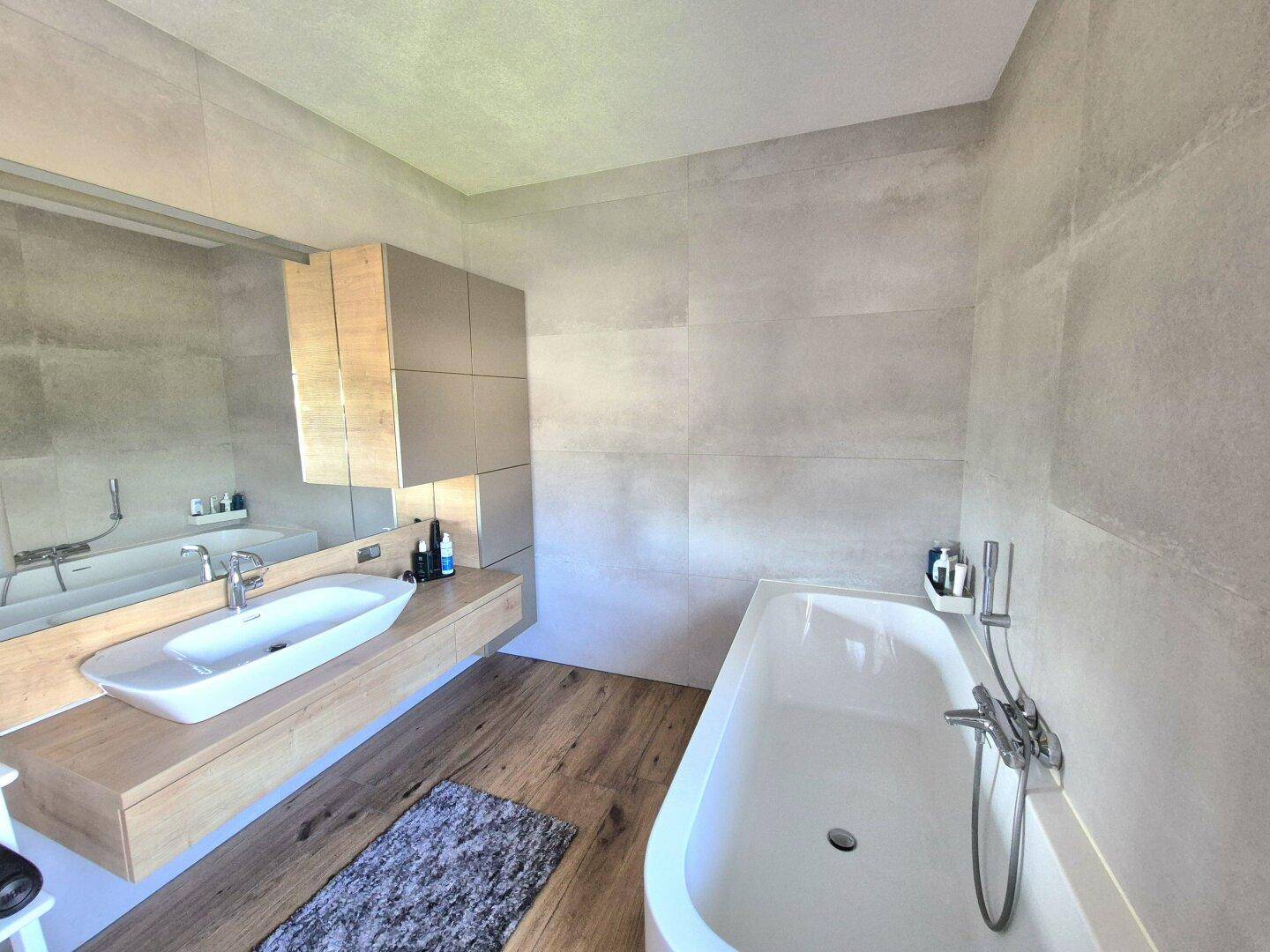 Badezimmer mit Badewanne und separater Dusche
