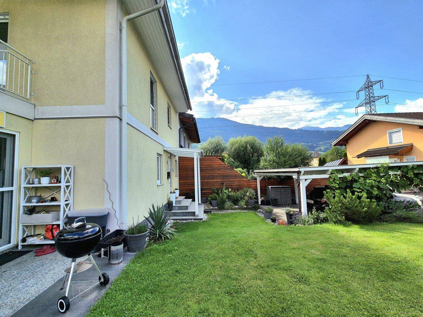 Garten mit Eingangsbereich und Carport