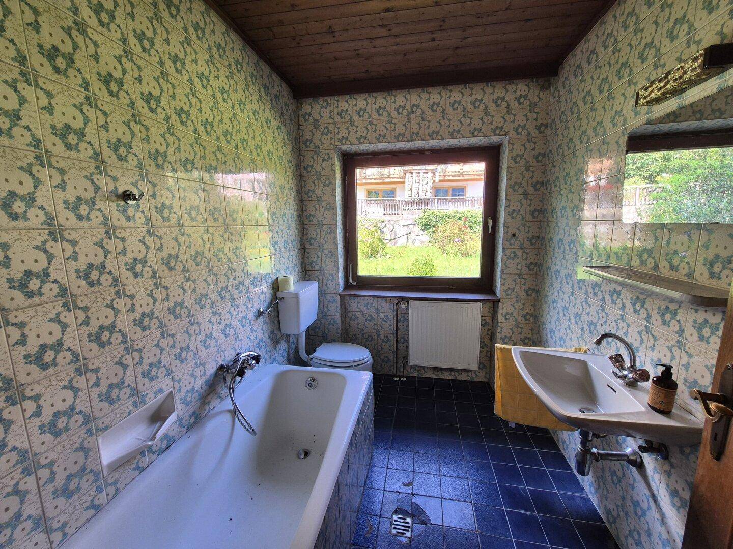 Badezimmer mit Badewanne