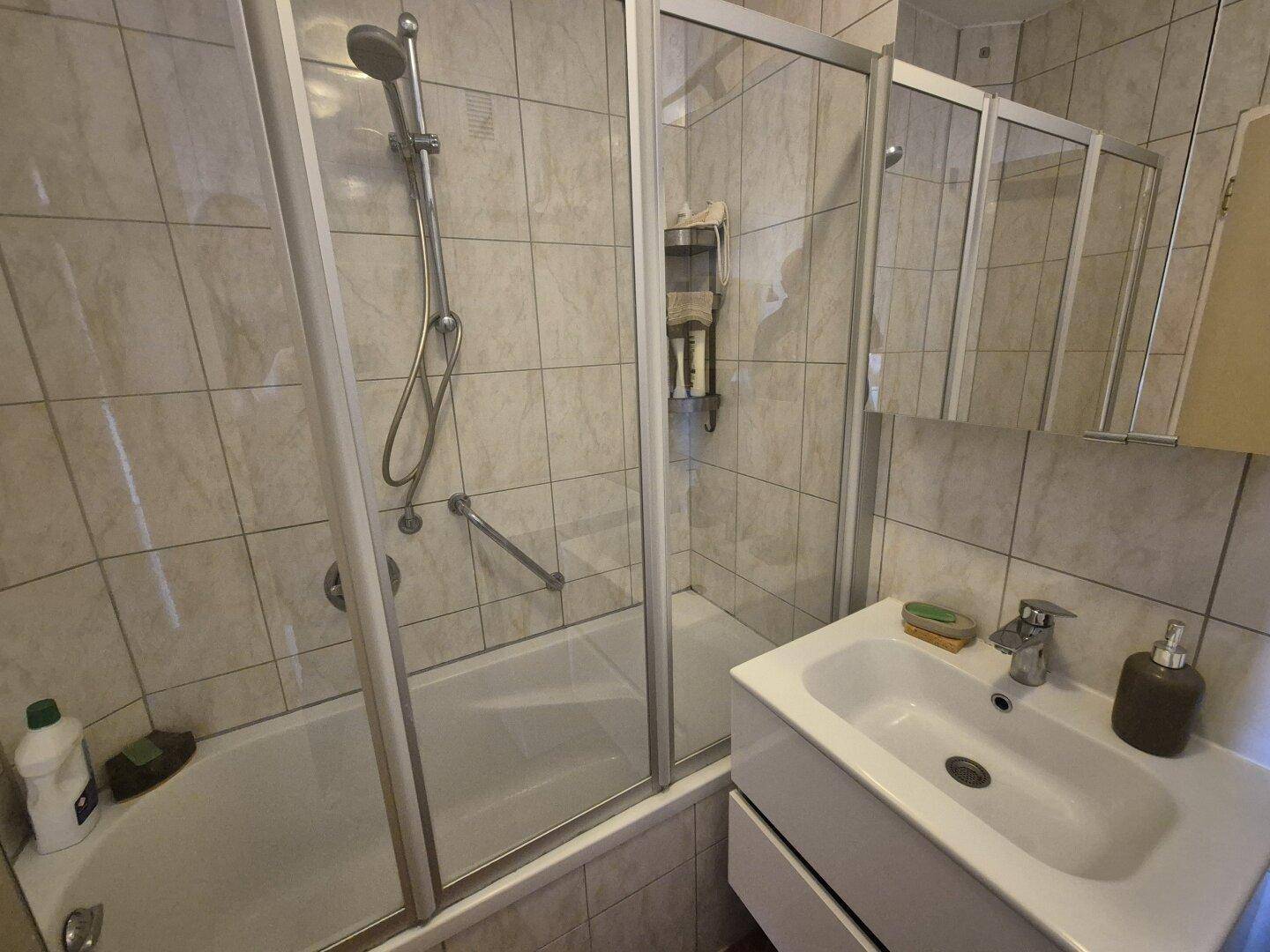 Badezimmer mit Waschmaschinenanschluß