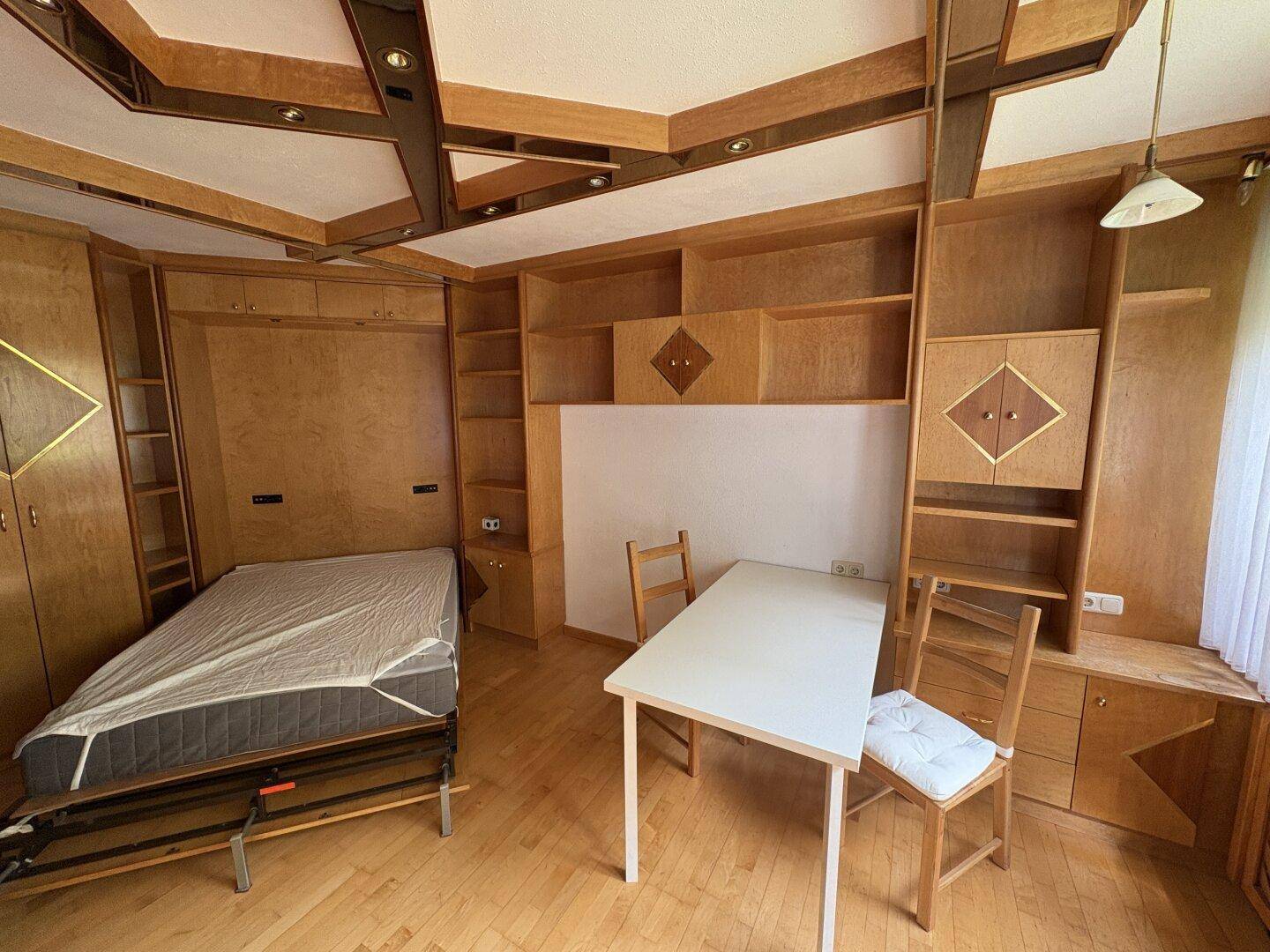 Wohn- und Schlafbereich mit ausgeklapptem Bett
