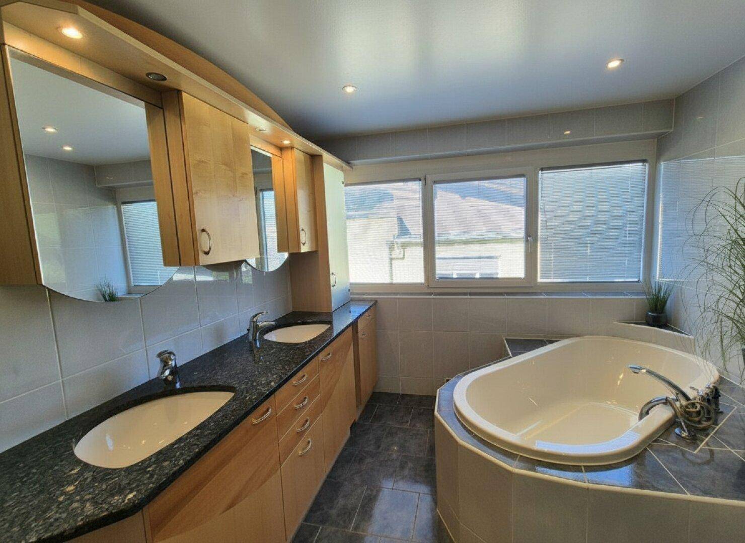 OG Badezimmer mit separater Dusche