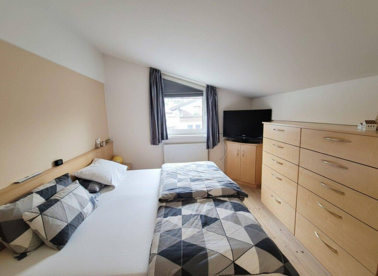 Schlafzimmer 1