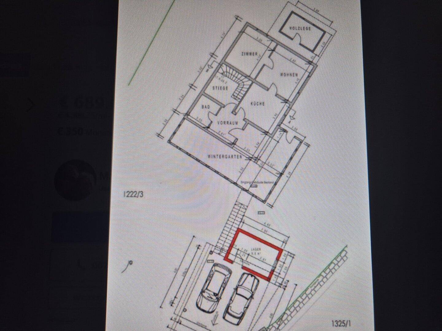 Grundrissplan des Erdgeschosses mit Wintergarten, Küche und Parkplätzen.