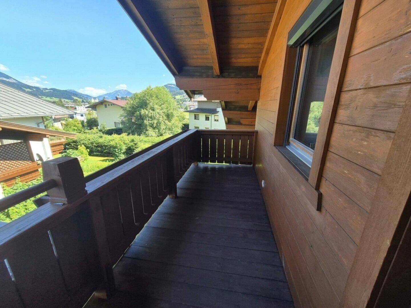 Rustikaler Holzbalkon mit Bergblick und traditioneller Holzverkleidung.