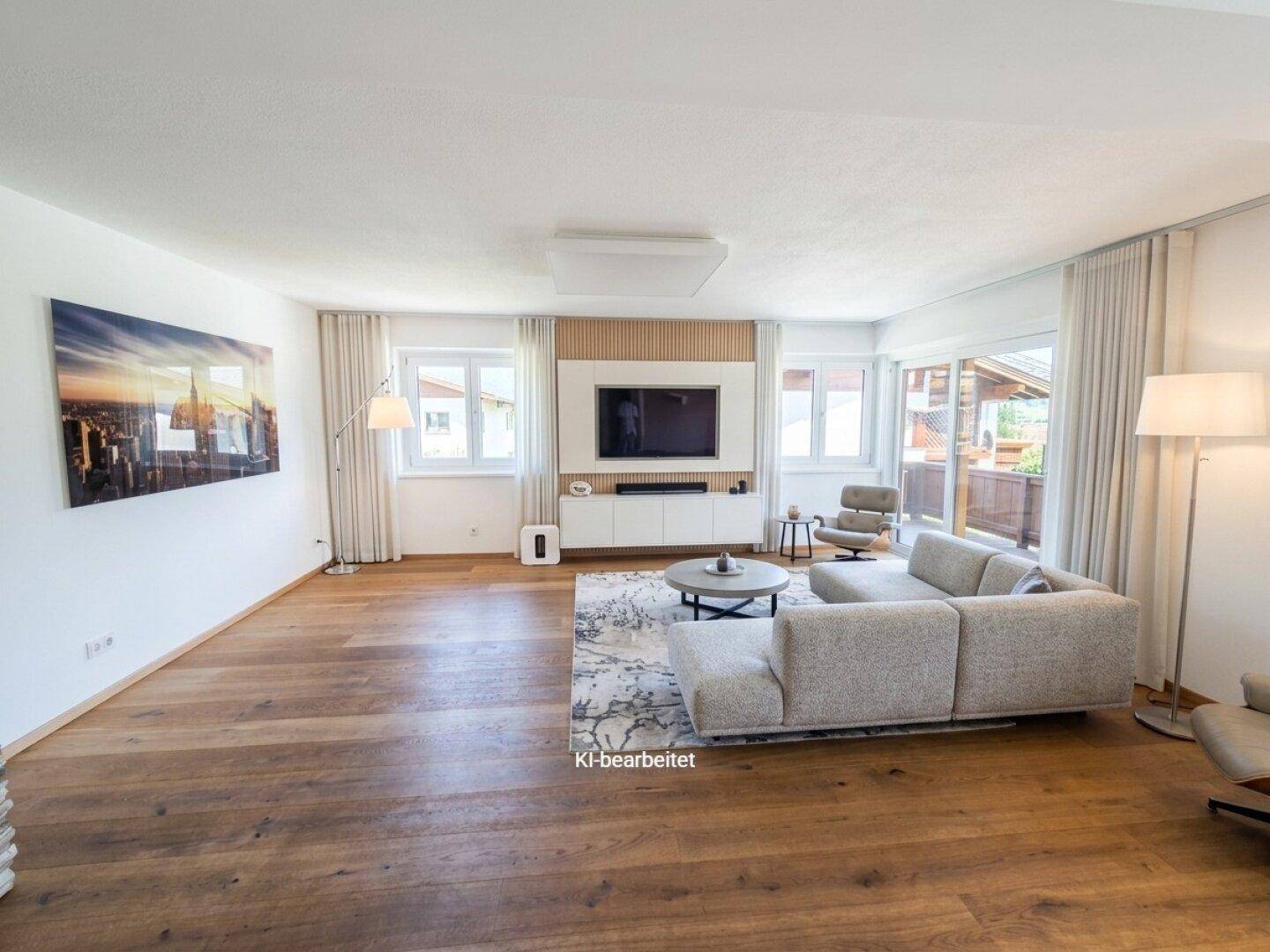 Modernes Wohnzimmer mit Holzboden, bequemer Couch und großem Fernseher.