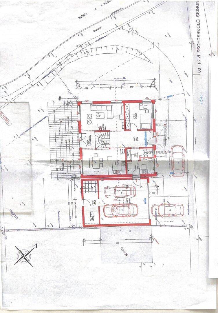 Grundriss des Erdgeschosses mit Raumaufteilung und integrierter Garage.