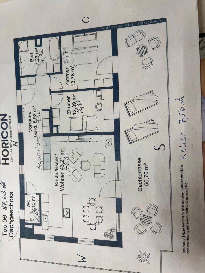 Grundriss des Dachgeschosses mit offener Wohnküche, Schlafzimmern und großer Dachterrasse.