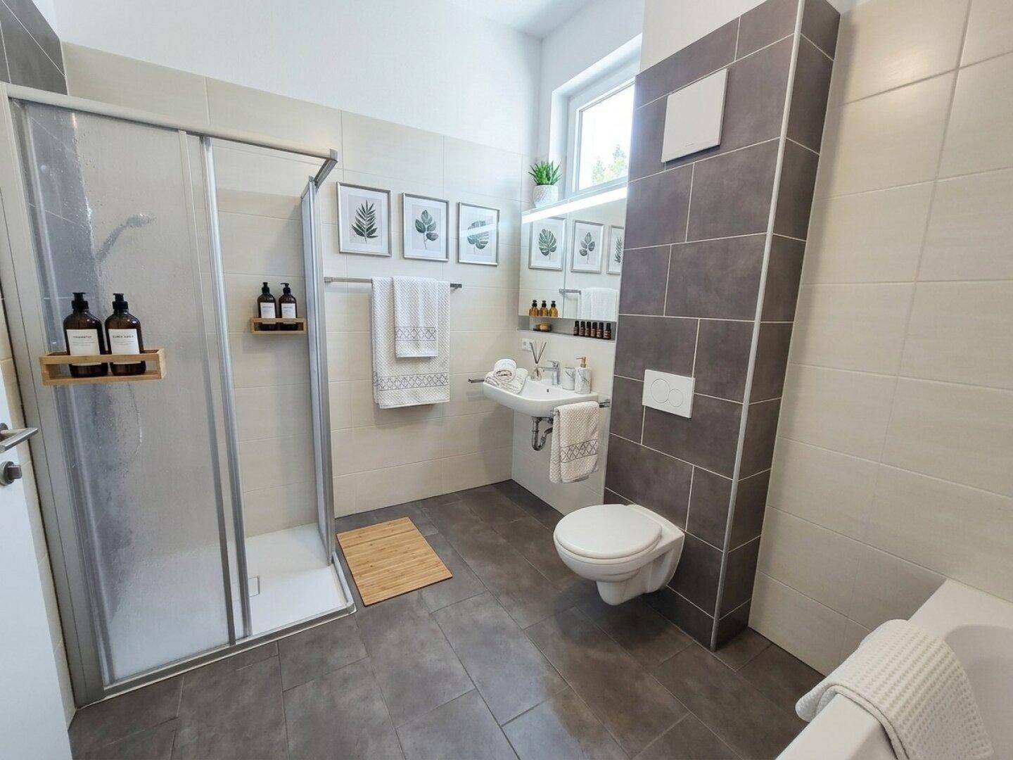Helles Badezimmer mit Duschkabine, Wand-WC, Waschbecken und Fenster.