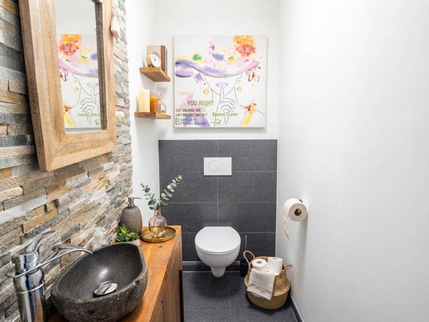 Stilvolles Gäste-WC mit Natursteinwand, Aufsatzwaschbecken und Wand-WC.