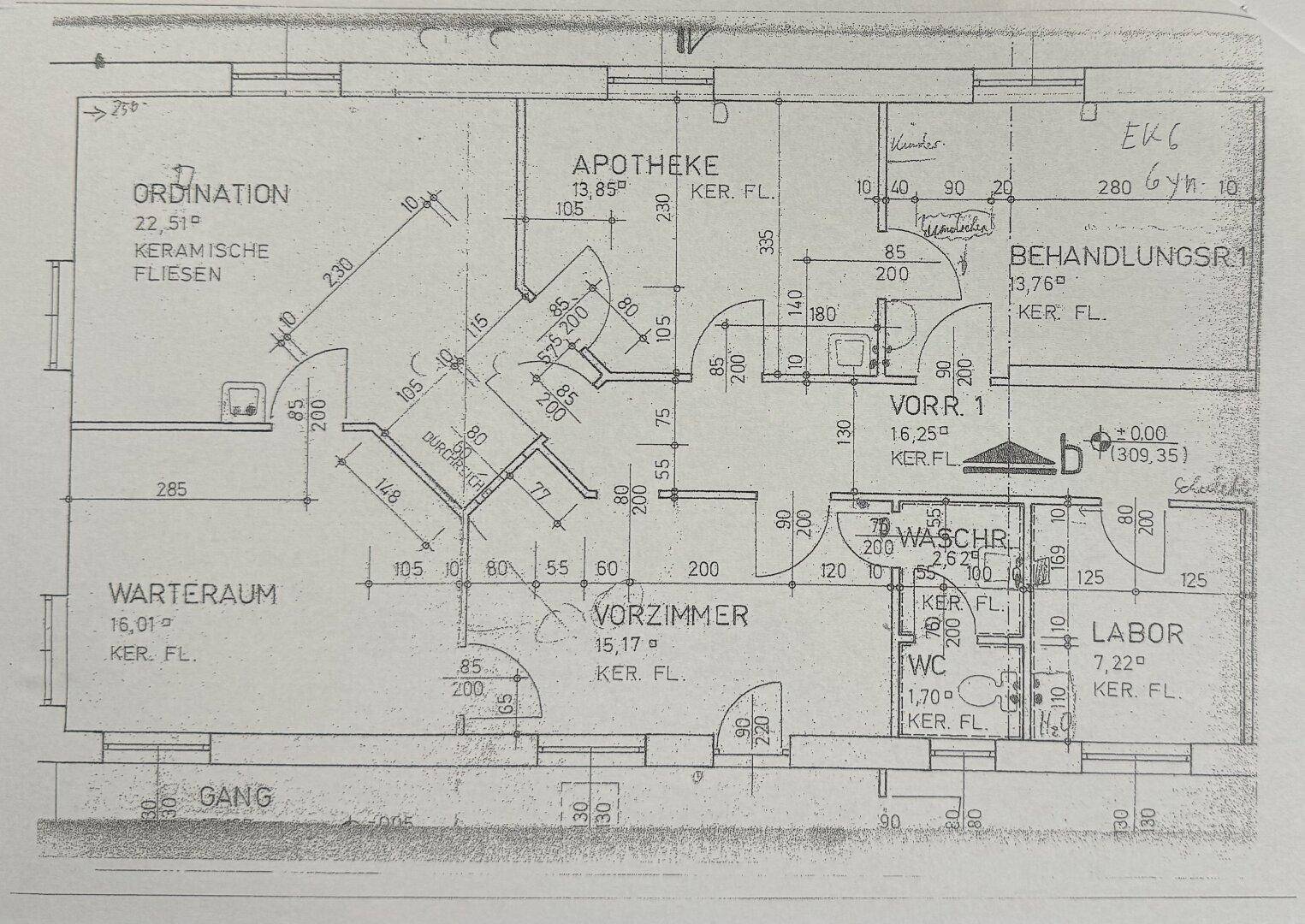 Detaillierter Grundriss einer Arztpraxis mit Wartezimmer, Behandlungsräumen und Labor.