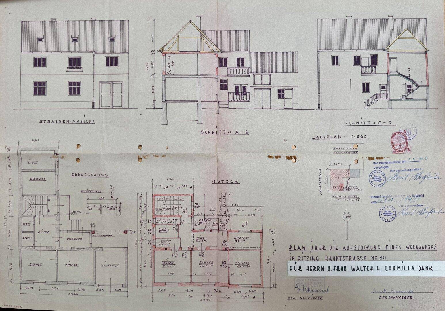 Historischer Grundrissplan eines Wohnhauses mit verschiedenen Ansichten und Stockwerken.
