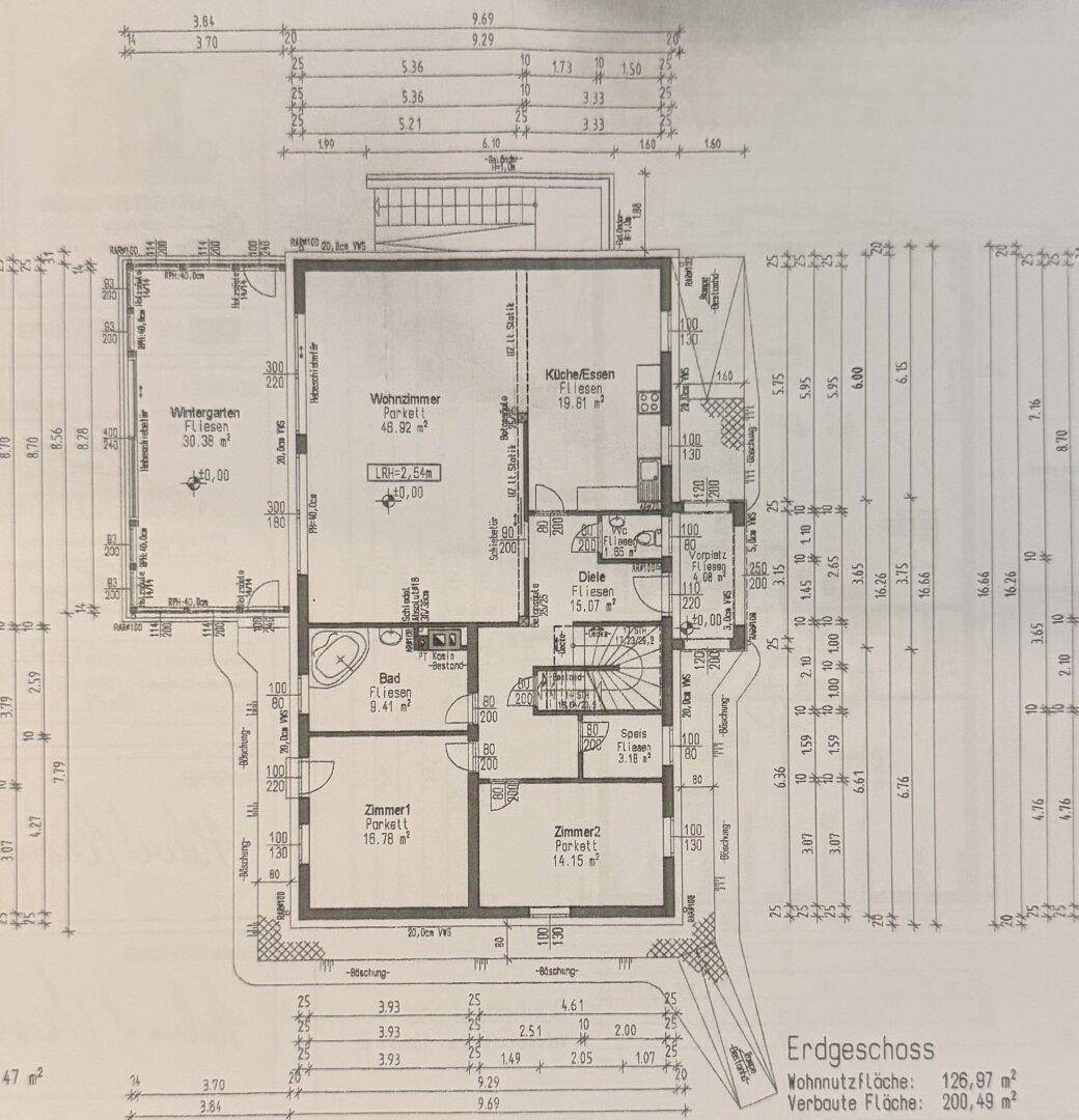 Grundriss des Erdgeschosses mit Wohnzimmer, Küche, Bad, zwei Zimmern und Wintergarten.