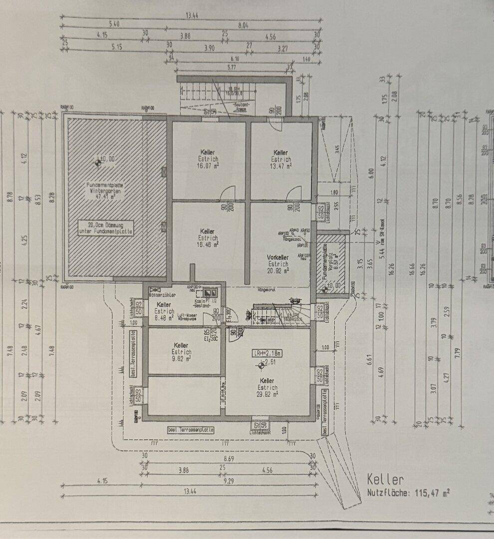 Grundriss des Kellers mit mehreren Kellerräumen und einem Vorraum.