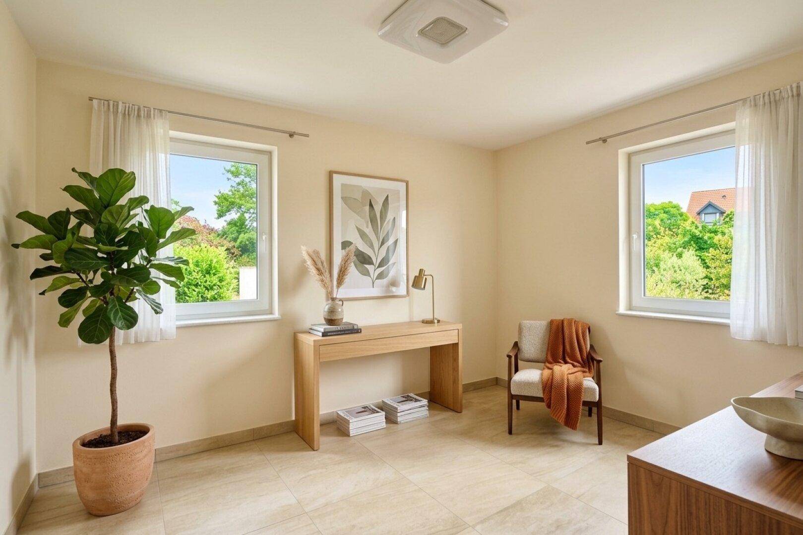 Freundliches Arbeitszimmer mit zwei Fenstern, Fliesenboden und Blick ins Grüne.