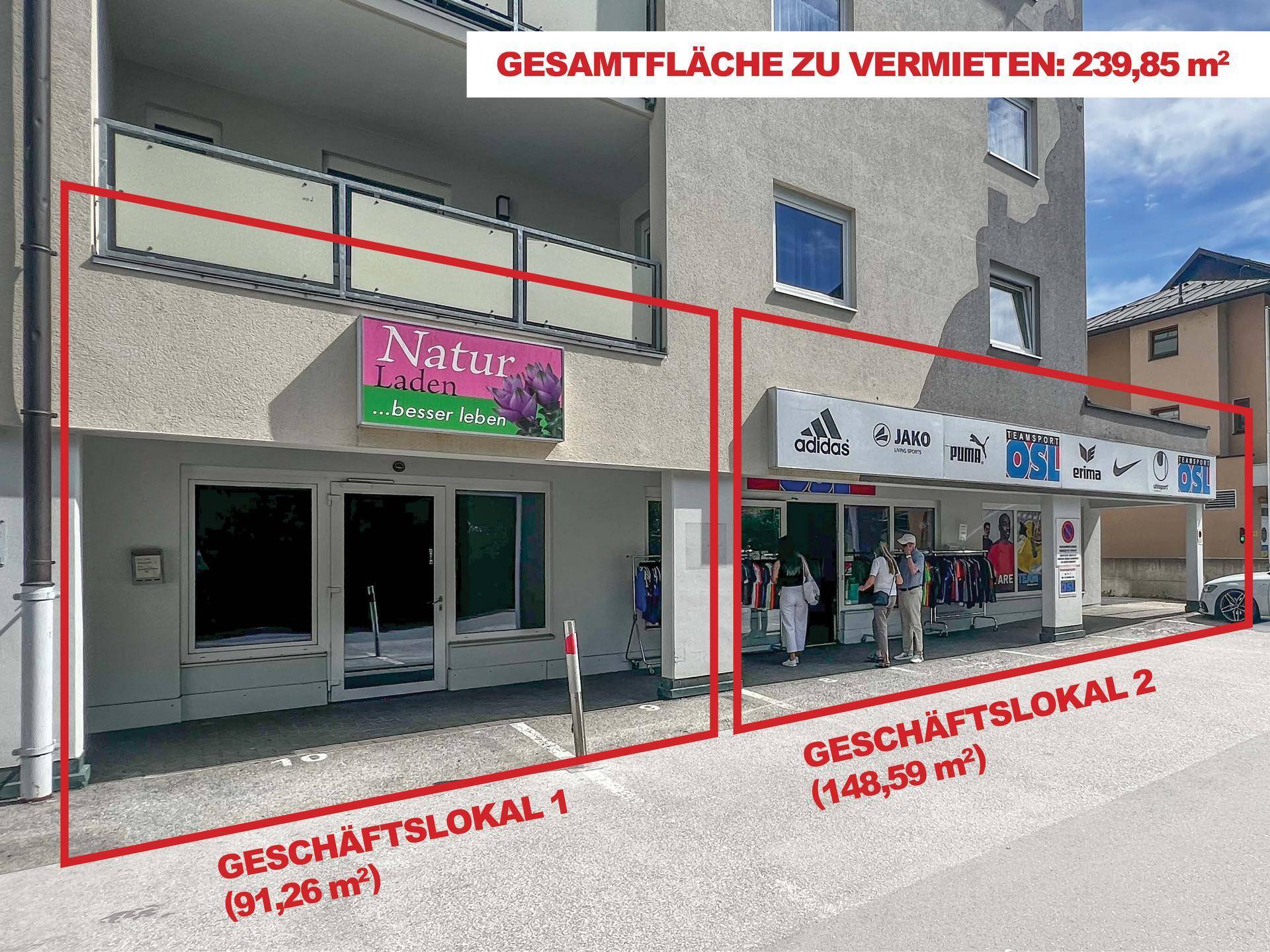 Außenansicht des Geschäftsgebäudes im Sommer, mit markierten Ladenflächen und Gesamtfläche zur Vermietung.