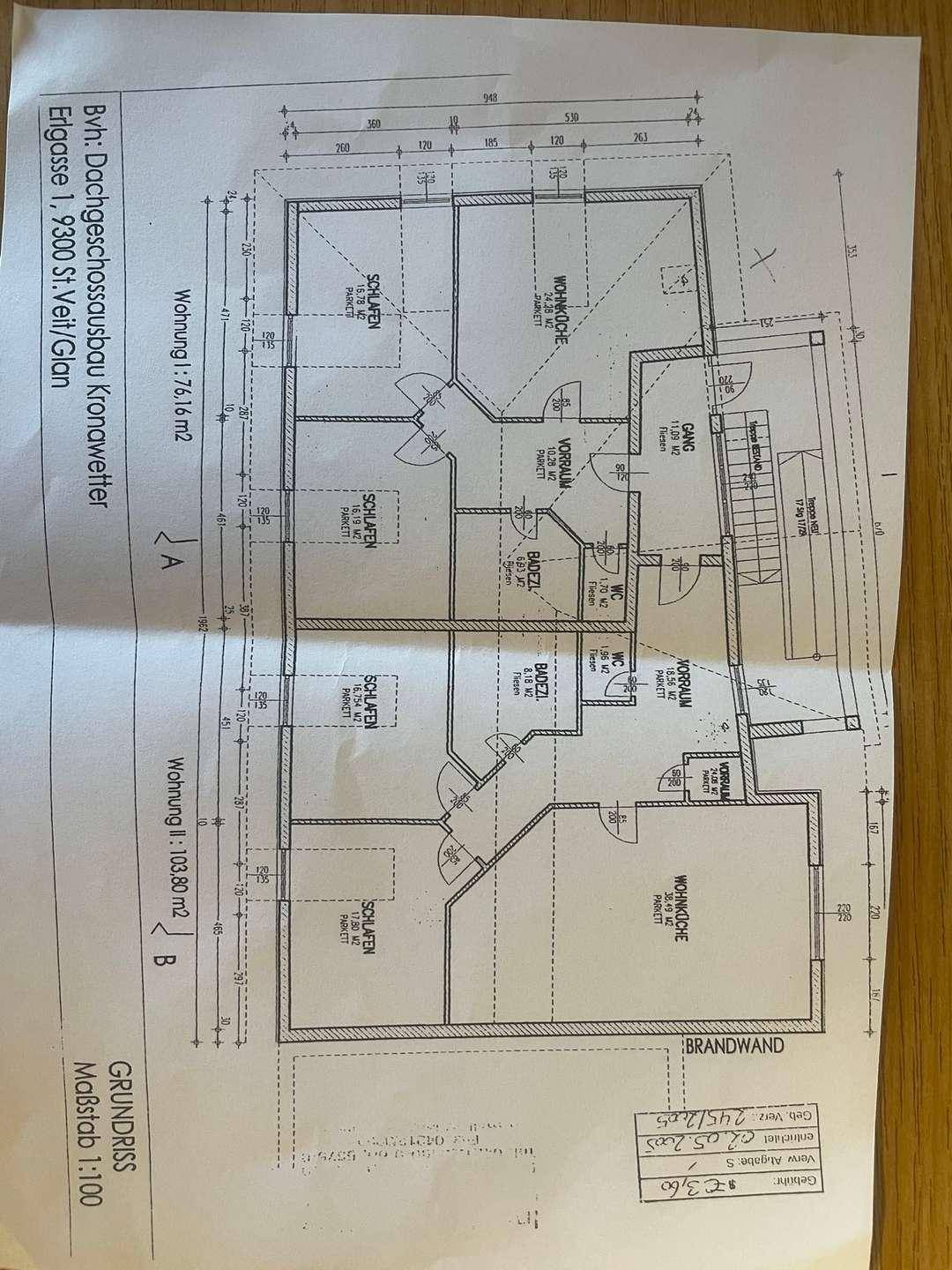 Grundrissplan für zwei Wohnungen mit Schlafzimmern und Wohnbereichen.