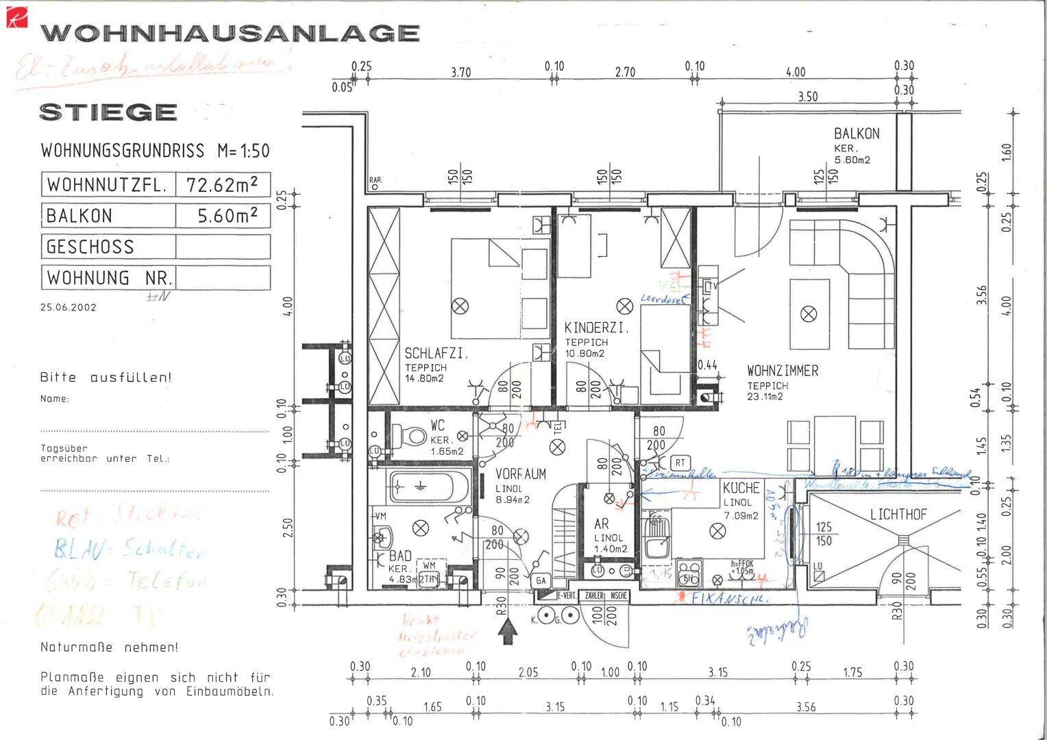 Grundriss einer Wohnung mit drei Zimmern, separater Küche, Bad, WC und Balkon.