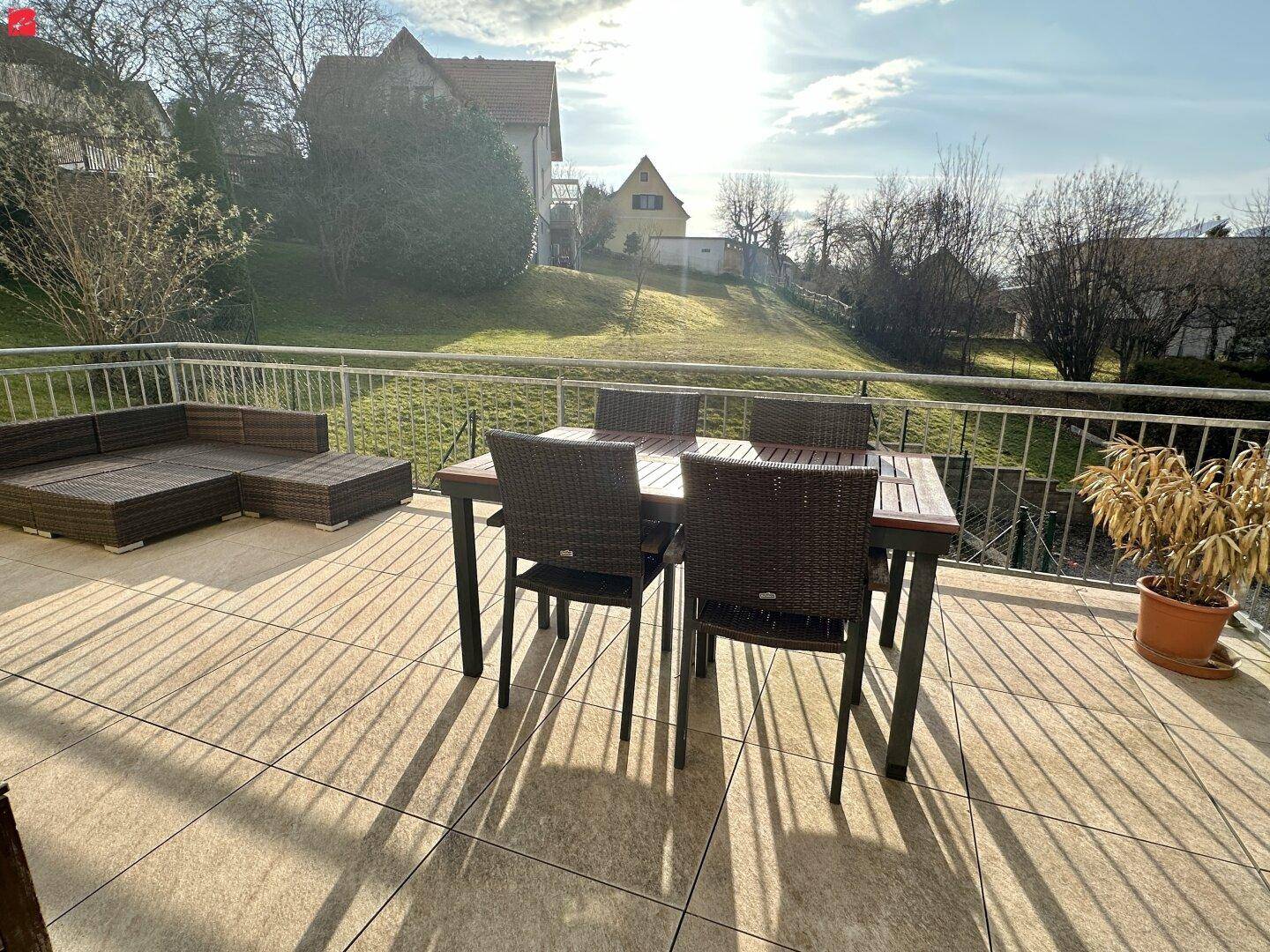 Sonnige Terrasse mit Blick ins Grüne Bild 5