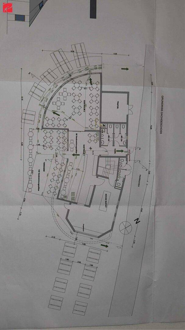 Grundrissplan eines Gebäudes mit Restaurantbereich, Toiletten und Außenparkplätzen.