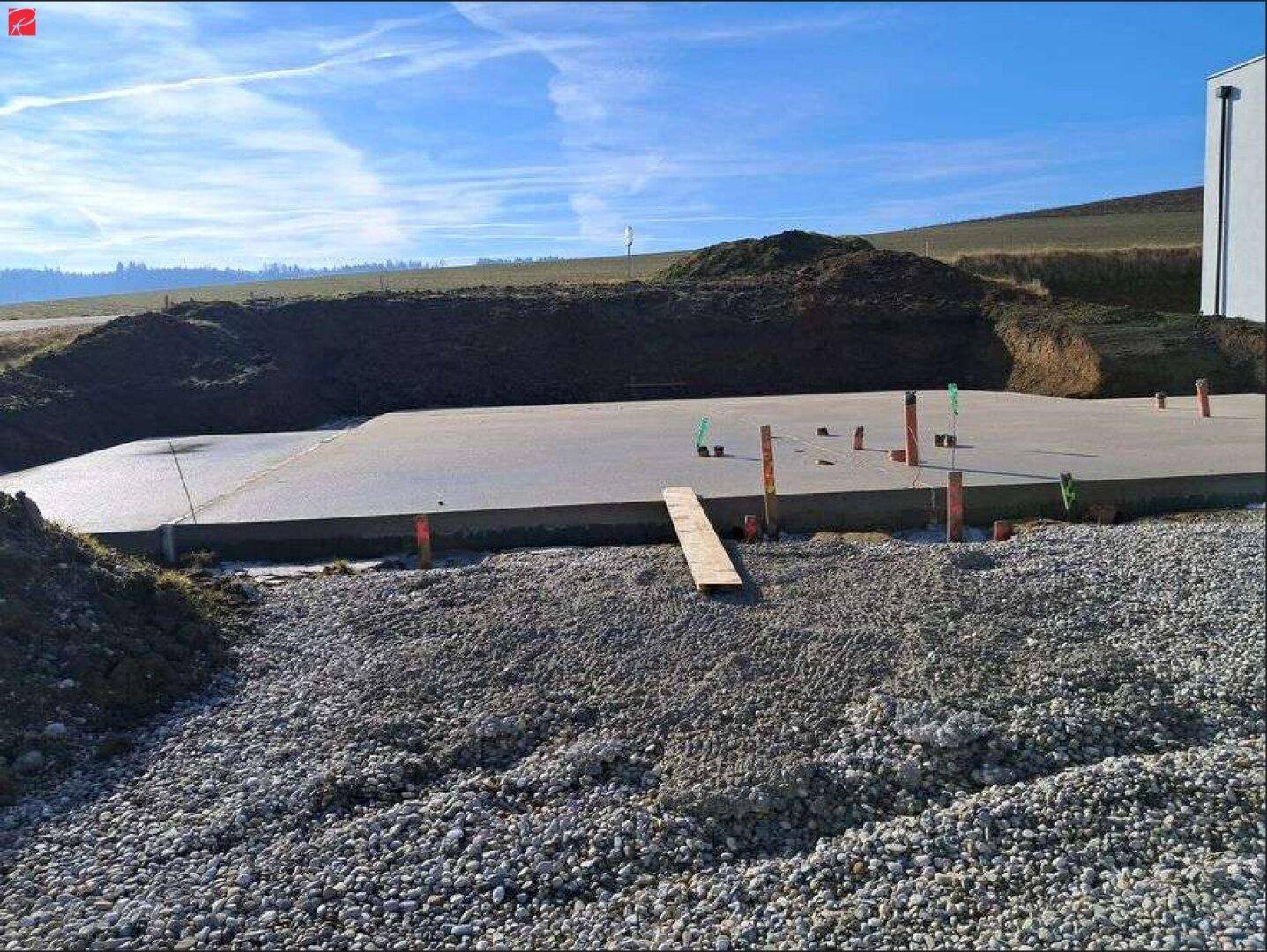 Betonfundament einer Doppelhaushälfte auf der Baustelle.