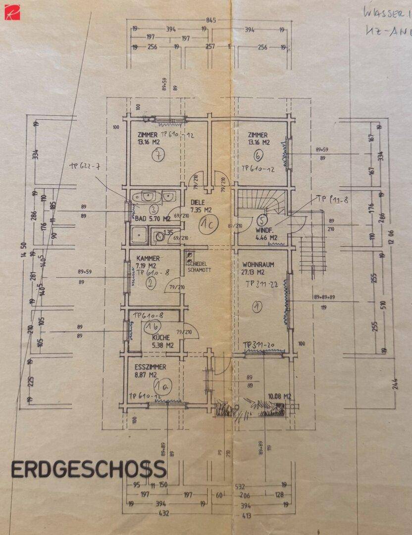 Grundriss des Erdgeschosses mit Zimmern, Bad, Küche und Wohnraum, inklusive Maßen.