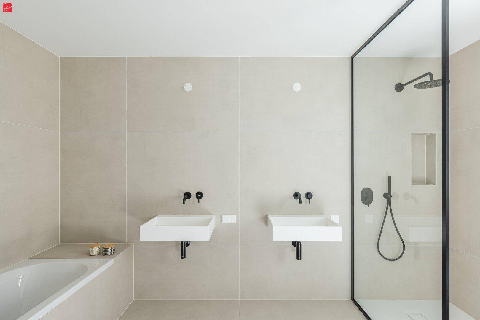 Modernes Badezimmer mit beigefarbenen Fliesen, Doppelwaschbecken, Badewanne und begehbarer Dusche.