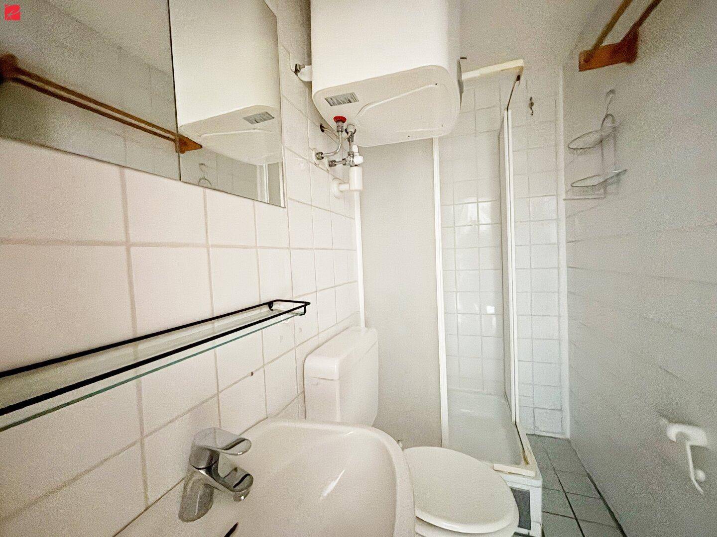 Charmantes Wohnerlebnis: Lichtdurchflutete Altbau-Dachgeschosswohnung mit historischem Flair! - Ansicht 5
