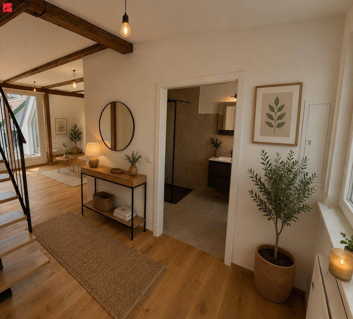 Heller Flur mit Holzboden und Blick in ein modernes Badezimmer mit Dusche.