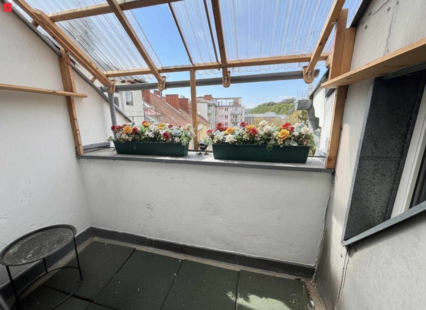 Charmantes Wohnerlebnis: Lichtdurchflutete Altbau-Dachgeschosswohnung mit historischem Flair! - Ansicht 3