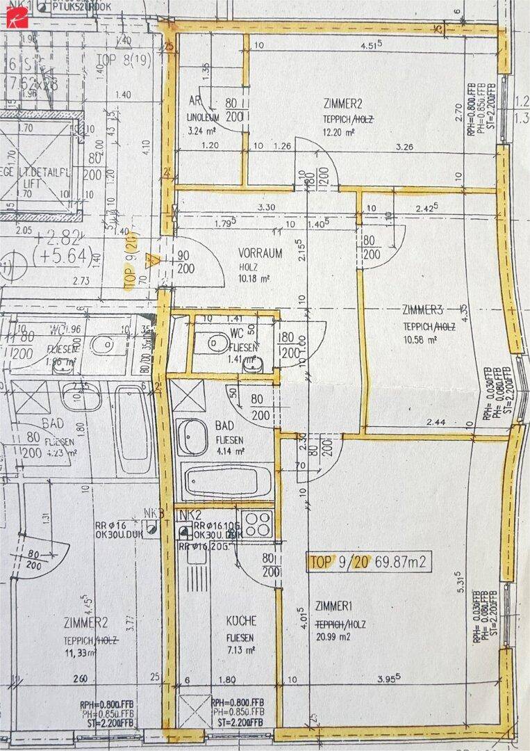 Detaillierter Grundriss einer Wohnung mit mehreren Zimmern und Bädern.