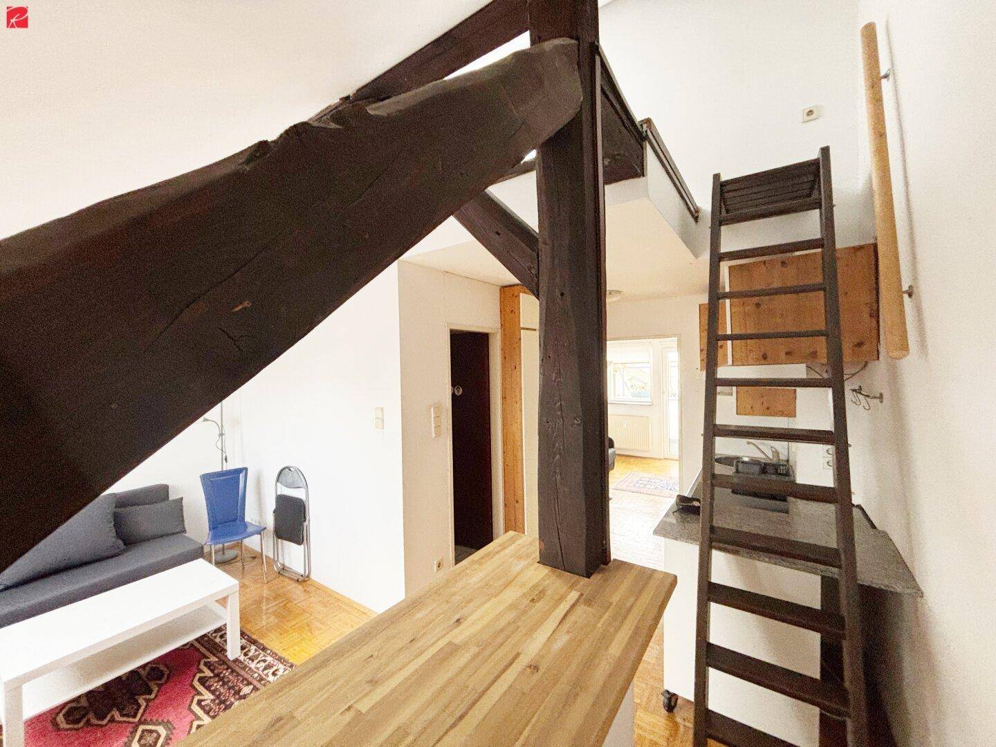 Charmantes Wohnerlebnis: Lichtdurchflutete Altbau-Dachgeschosswohnung mit historischem Flair! - Ansicht 2