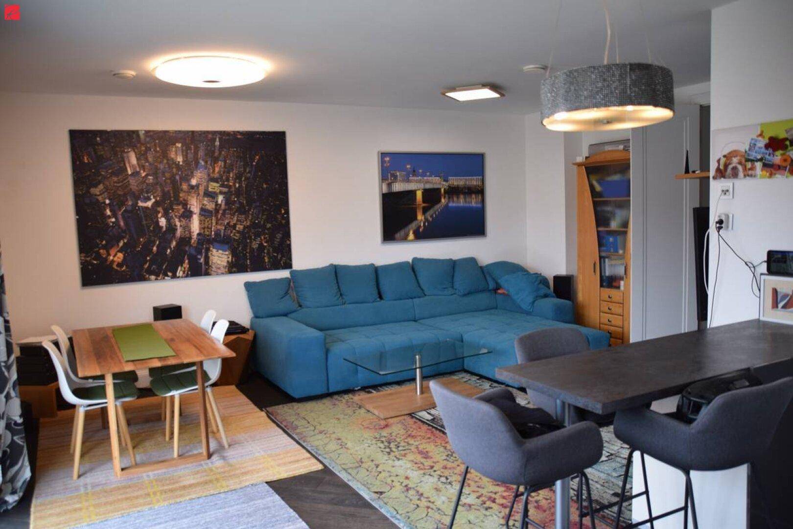 Geräumiger Wohn-Essbereich mit großem Ecksofa, Esstisch und Bartheke.