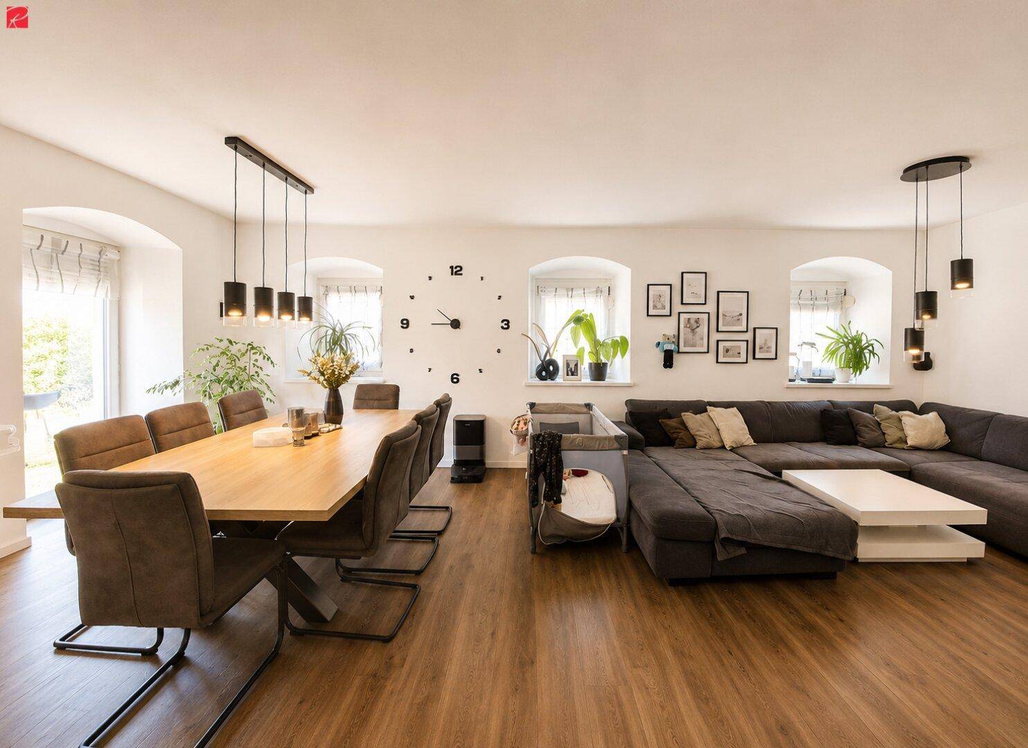 Geräumiger offener Wohn- und Essbereich mit modernem Design, Laminatboden und viel Tageslicht.