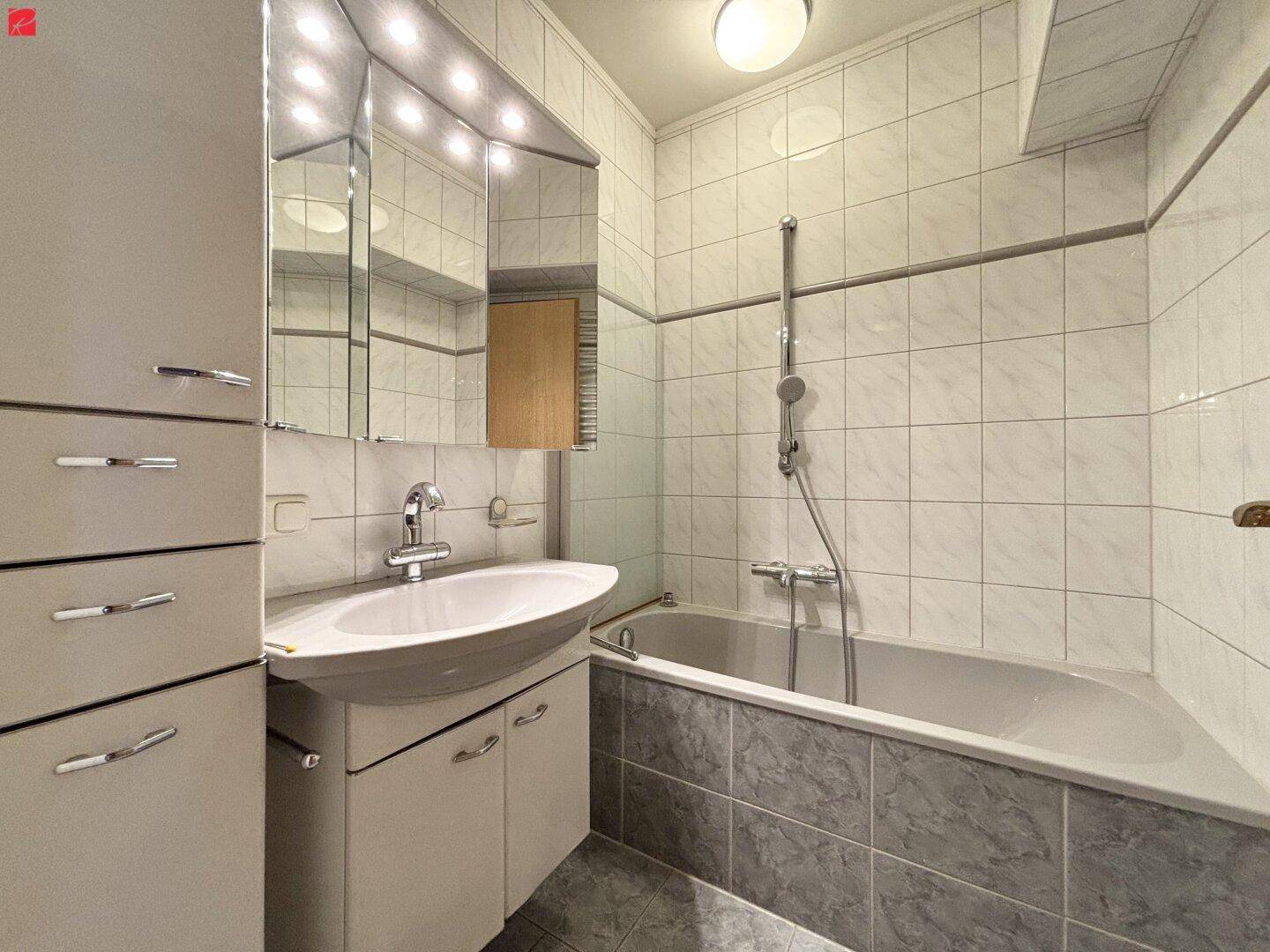 Badezimmer mit Badewanne